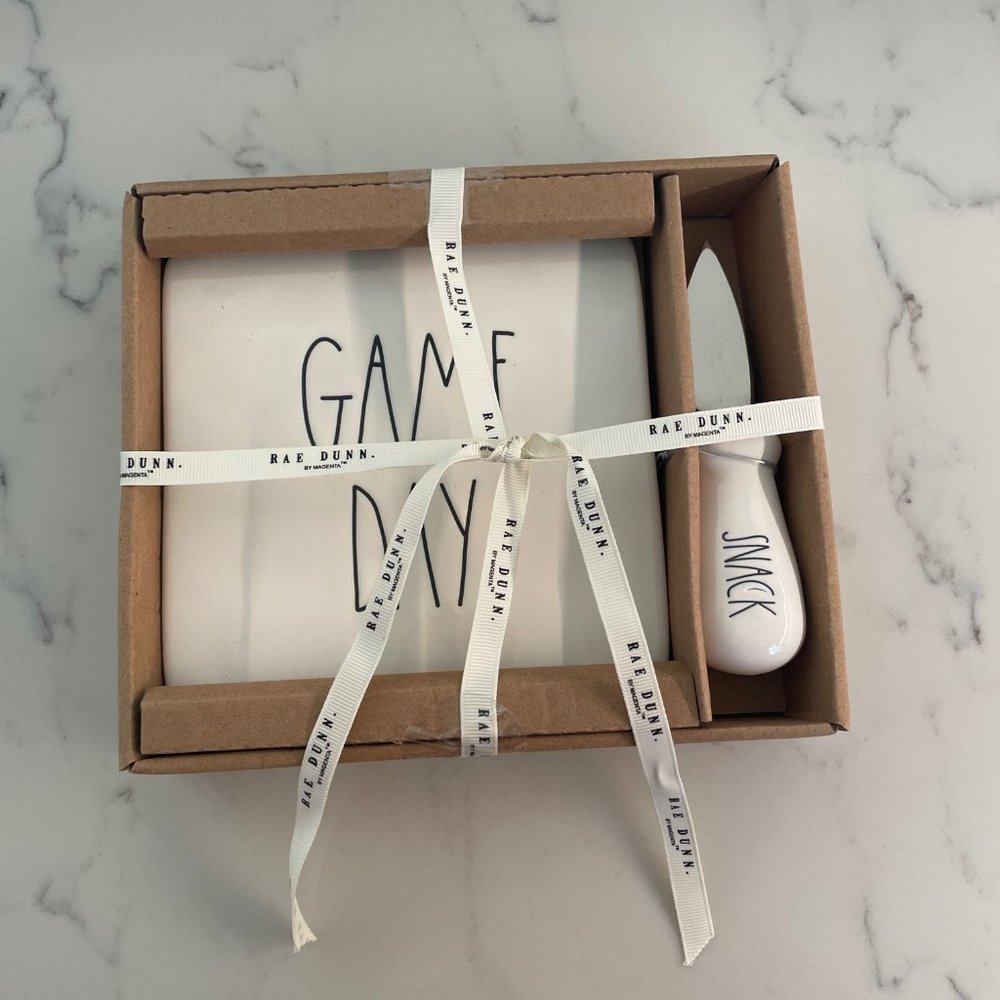 Rae Dunn Game Day Snack Plate w Knife.  NWOT.  Plate: 6 in.
